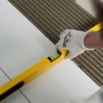 Cum se montează corect plăcile de faianță pentru un rezultat durabil